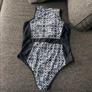 Woman’s Zip Front swimsuit Xl Black one piece